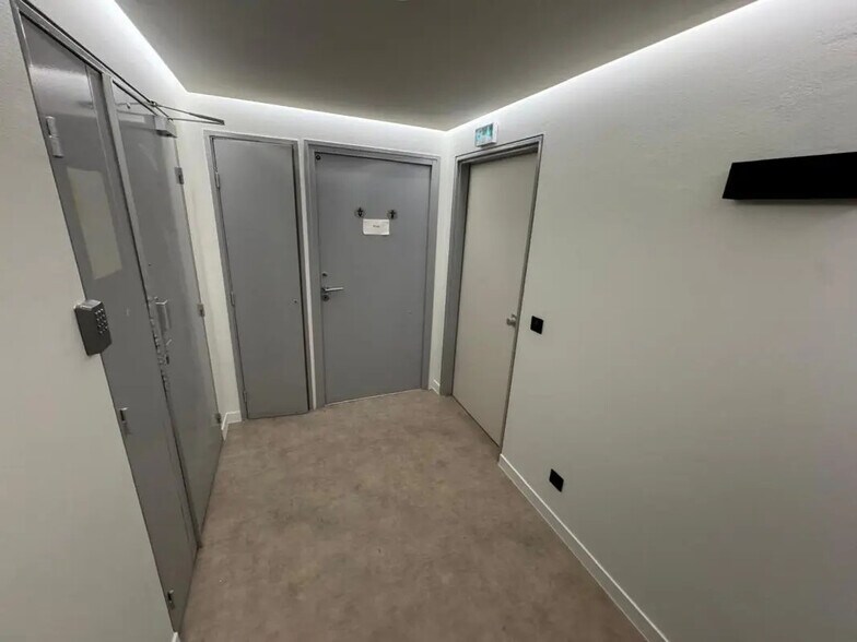 Office in Versailles for lease - Interior Photo - Image 3 of 18