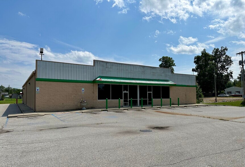 216 Colonels Way W, Henryville, IN à vendre - Photo du bâtiment - Image 3 de 9