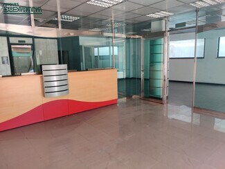 Plus de détails pour Multi-résidentiel à vendre