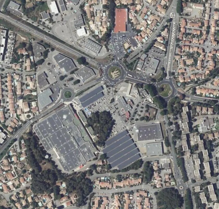 Retail in Istres for lease Primary Photo- Image 1 of 4