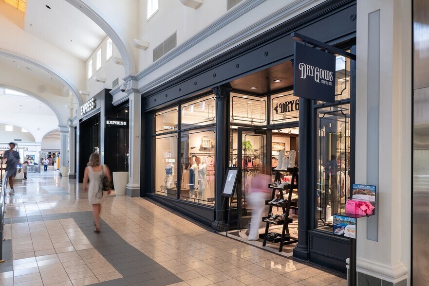 100 Columbiana Cir, Columbia, SC à louer - Photo du bâtiment - Image 3 de 12