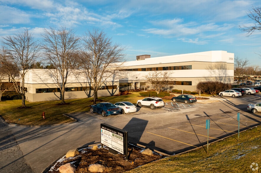 31500 W 13 Mile Rd, Farmington Hills, MI for sale - Building Photo - Image 3 of 28