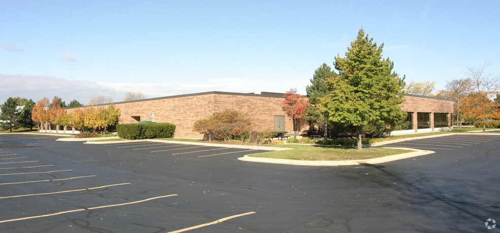 701 Woodlands Pky, Vernon Hills, IL à vendre - Photo du bâtiment - Image 2 de 6