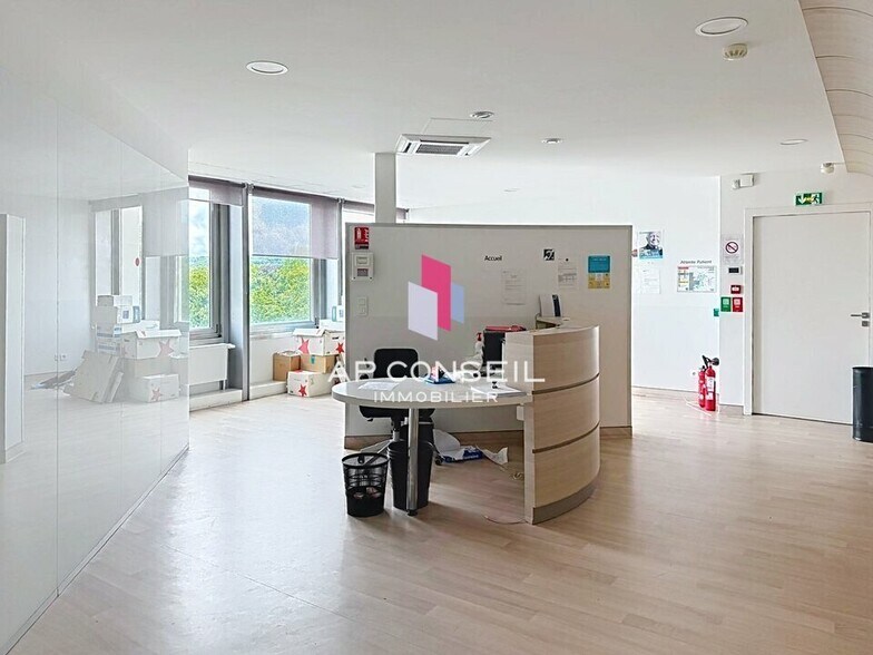 Office in Versailles for lease - Interior Photo - Image 2 of 14