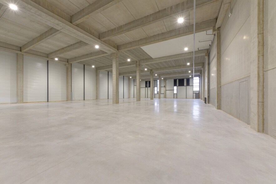 Flex in Élancourt for lease - Interior Photo - Image 2 of 4