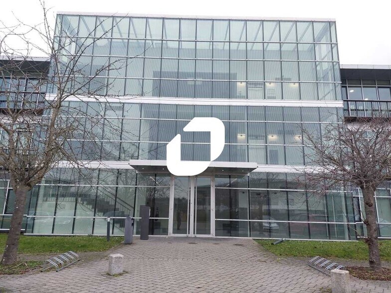 Office in Voisins-le-Bretonneux for lease - Building Photo - Image 1 of 29