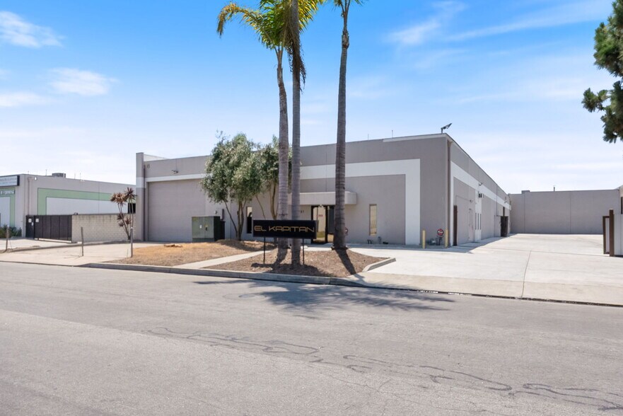 15591 Container Ln, Huntington Beach, CA à vendre - Photo du bâtiment - Image 3 de 14