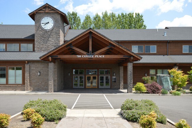 700 Deborah Rd, Newberg, OR à louer - Photo du bâtiment - Image 2 de 3