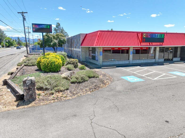 3069 Crater Lake Ave, Medford, OR à vendre - Photo principale - Image 1 de 8