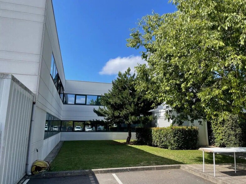 Bureau dans Morangis à louer - Photo du bâtiment - Image 2 de 11