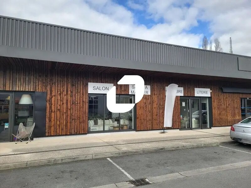 Retail in Mérignac for lease Building Photo- Image 1 of 8