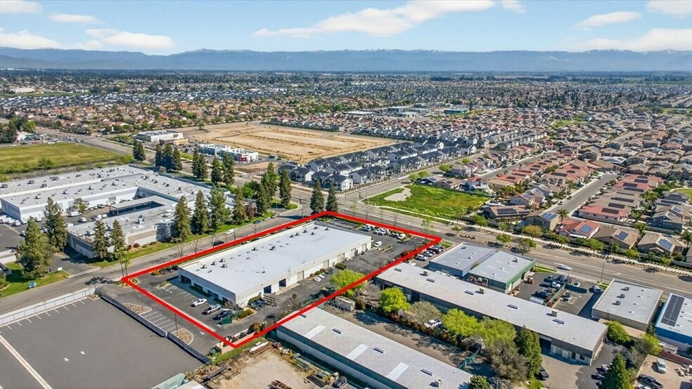 2695 N Fowler Ave, Fresno, CA for lease - Building Photo - Image 2 of 38