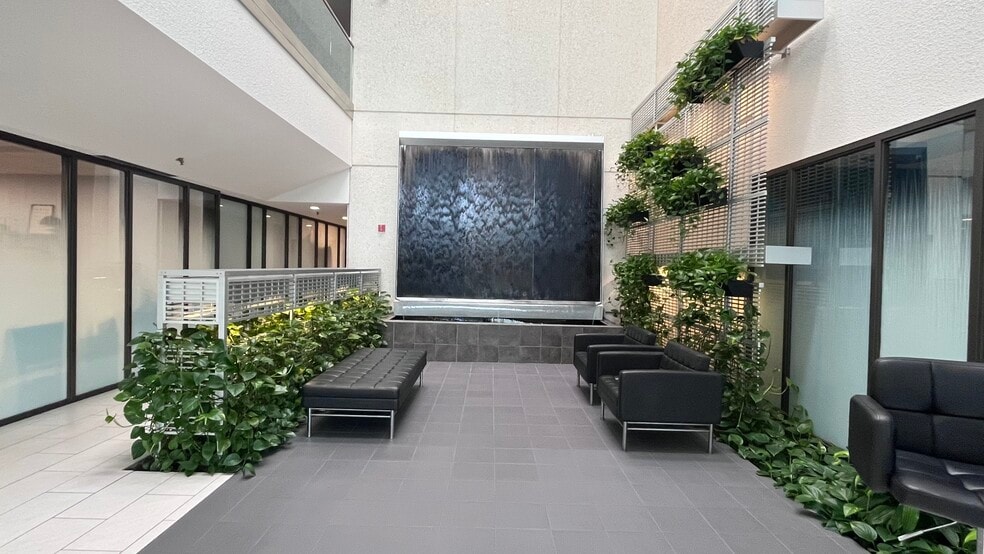 3333 N Mayfair Rd, Wauwatosa, WI for lease - Building Photo - Image 2 of 12