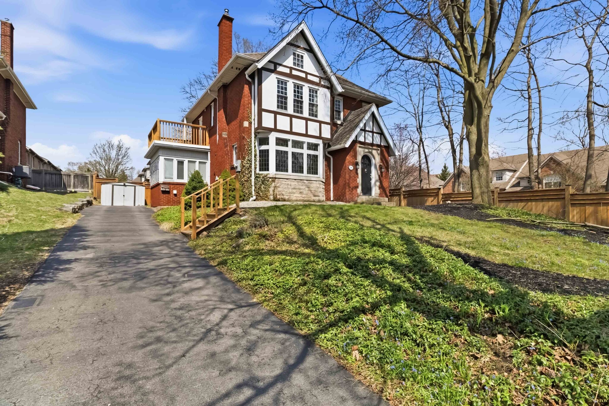 250 Plains Rd W, Burlington, ON à vendre Photo principale- Image 1 de 34