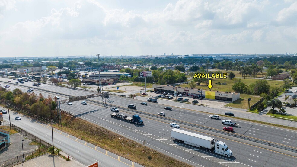 12450 E I-10 Fwy, Houston, TX à louer - Photo du bâtiment - Image 2 de 4