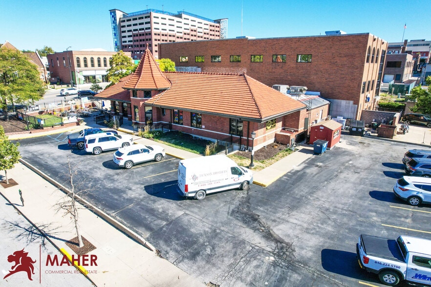 402 E Broadway, Columbia, MO for sale - Building Photo - Image 2 of 12