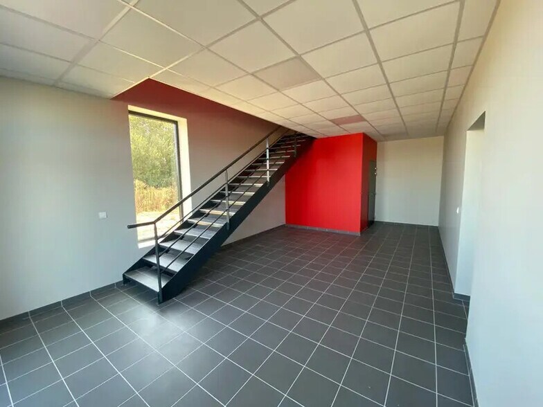 Local d'activités dans Marignane à vendre - Photo du bâtiment - Image 2 de 6