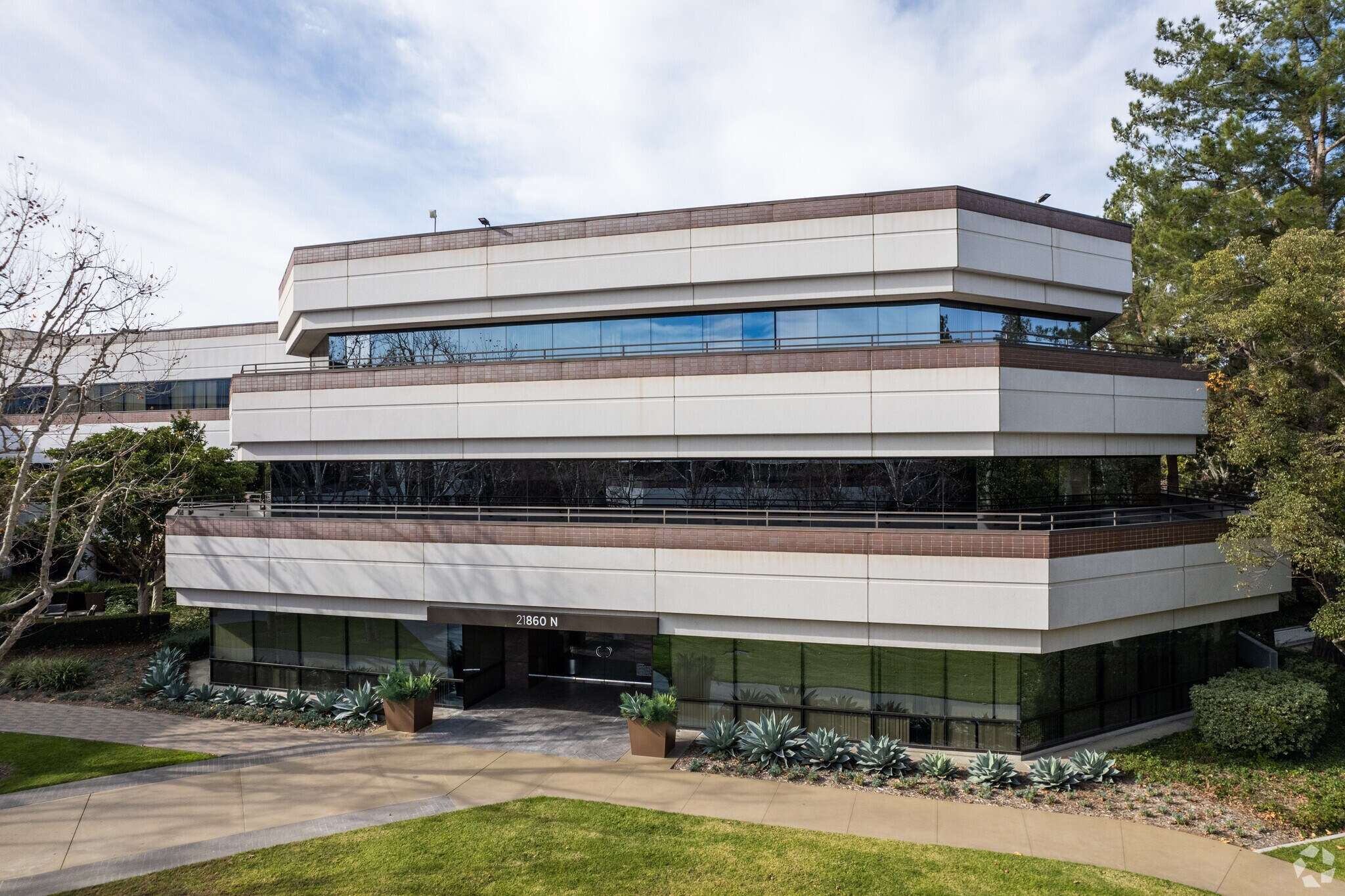 21860 Burbank Blvd, Woodland Hills, CA for lease Building Photo- Image 1 of 14