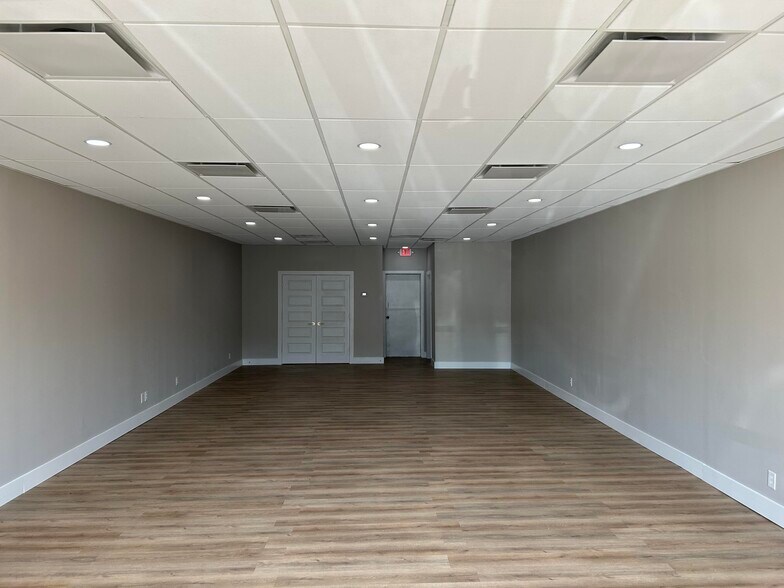 242 W Wade Hampton Blvd, Greer, SC for lease - Interior Photo - Image 3 of 4