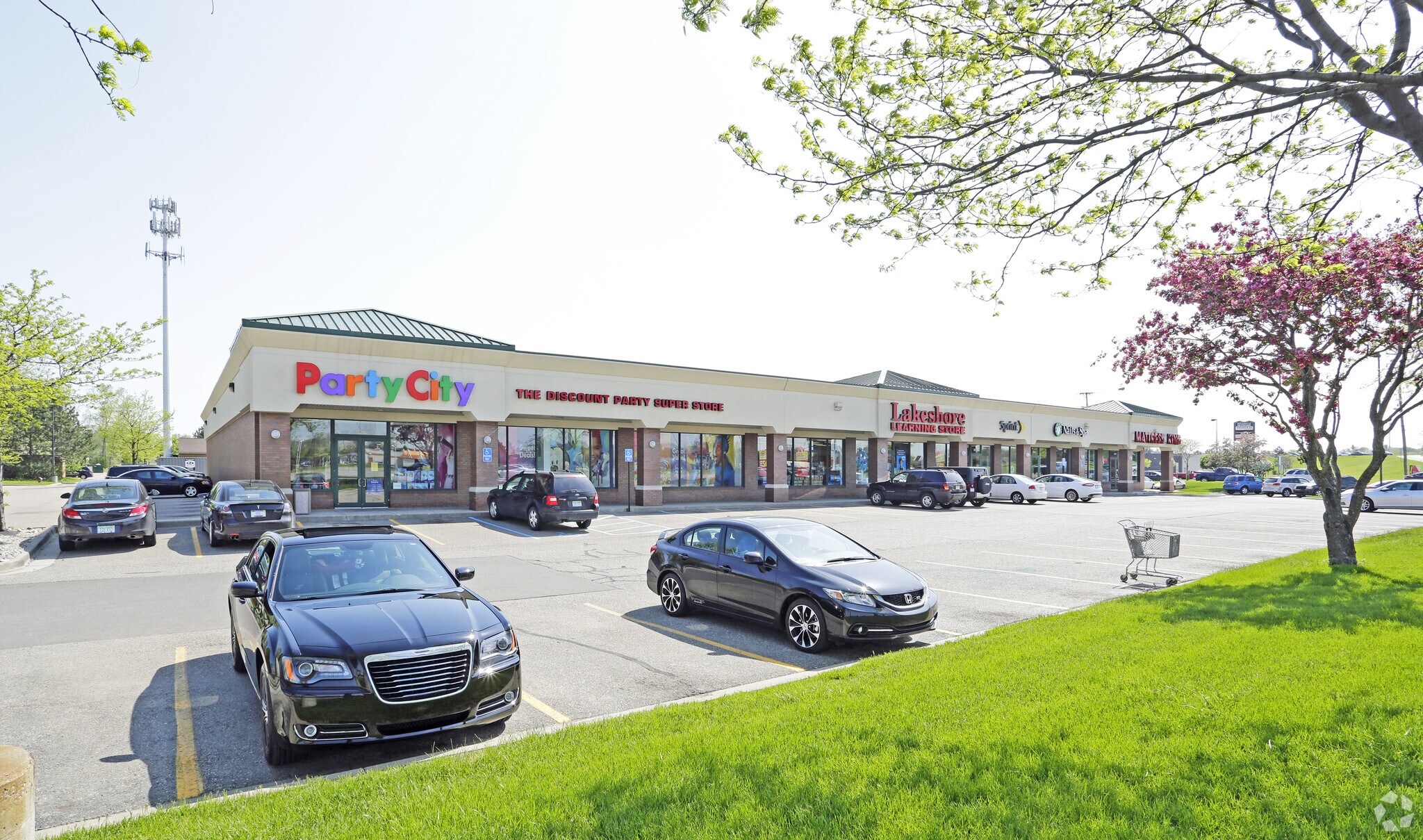 12170-12220 Hall Rd, Sterling Heights, MI for lease Building Photo- Image 1 of 8