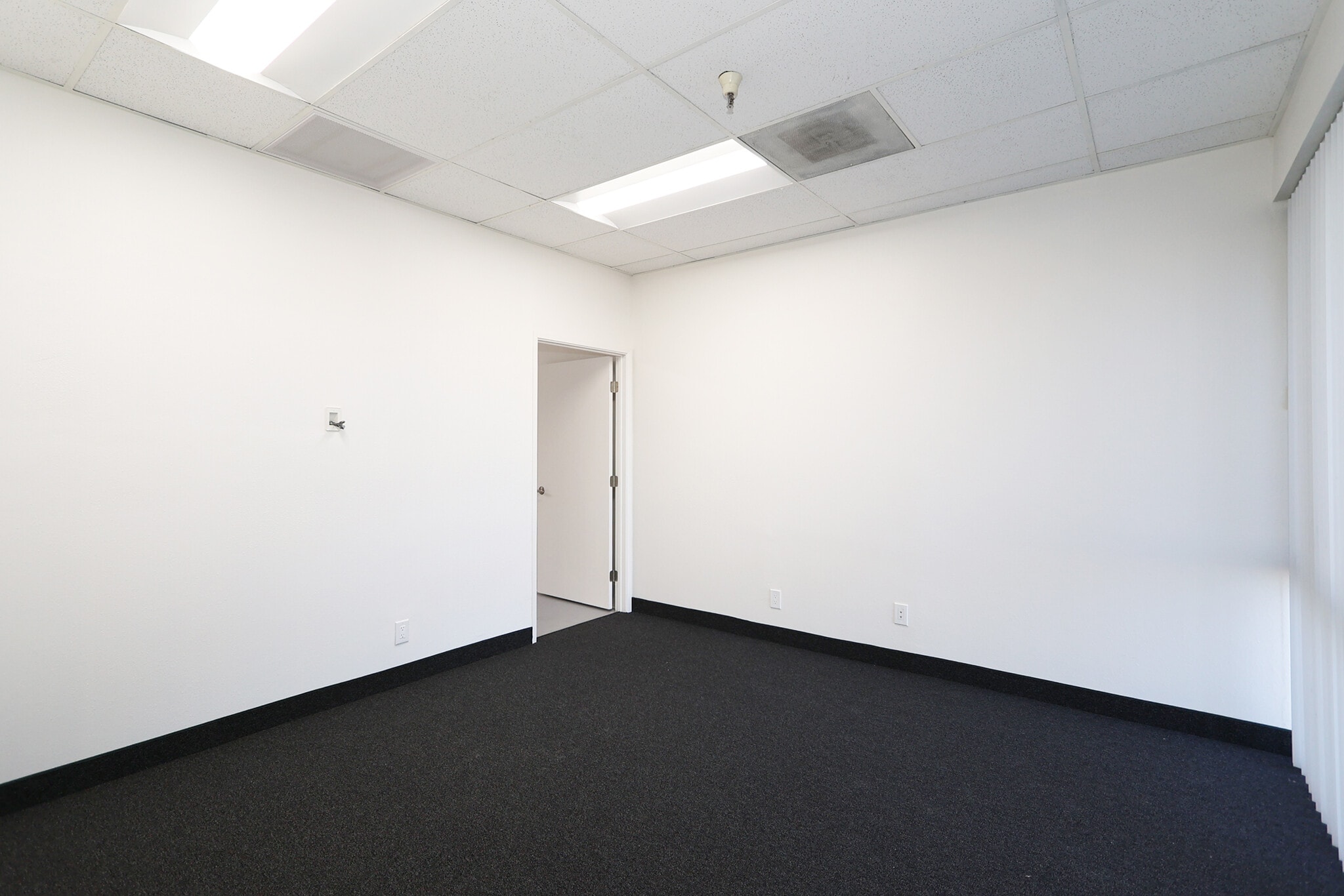 75-161 Sego Ln, Palm Desert, CA for lease Interior Photo- Image 1 of 6