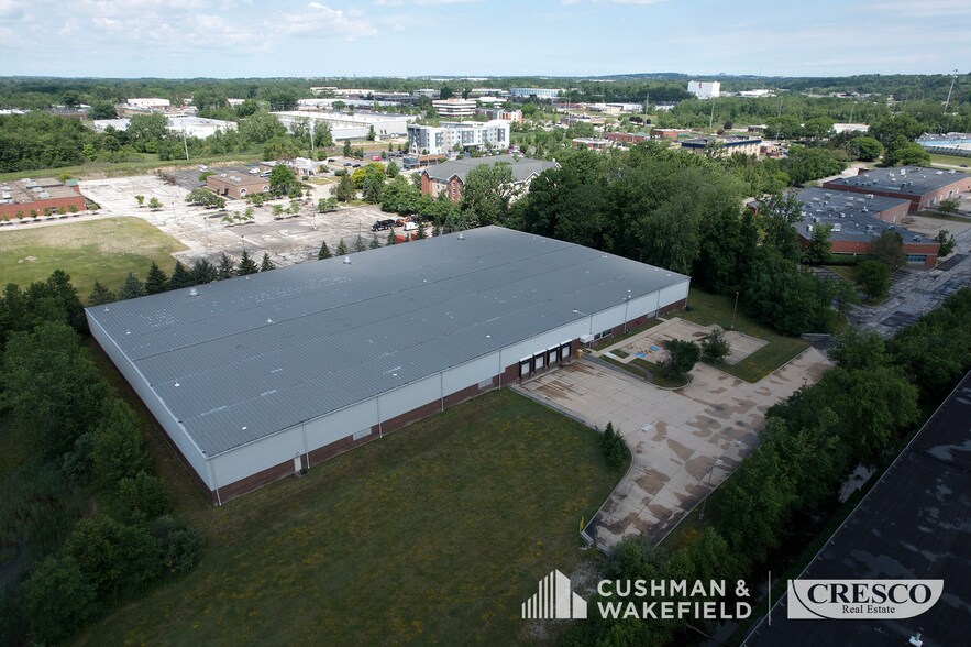 30700 Aurora Rd, Solon, OH à louer - Photo du bâtiment - Image 2 de 10