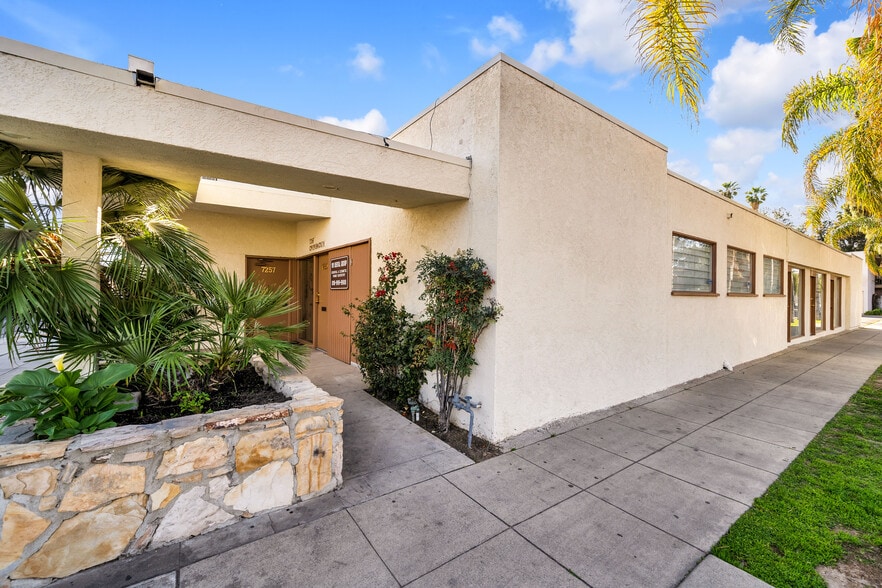 7257-7259 Owensmouth Ave, Canoga Park, CA for lease - Building Photo - Image 2 of 8