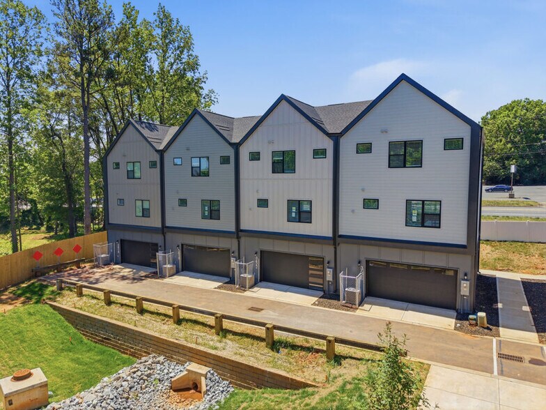 3428 Brookshire Blvd, Charlotte, NC à vendre - Photo du bâtiment - Image 2 de 18