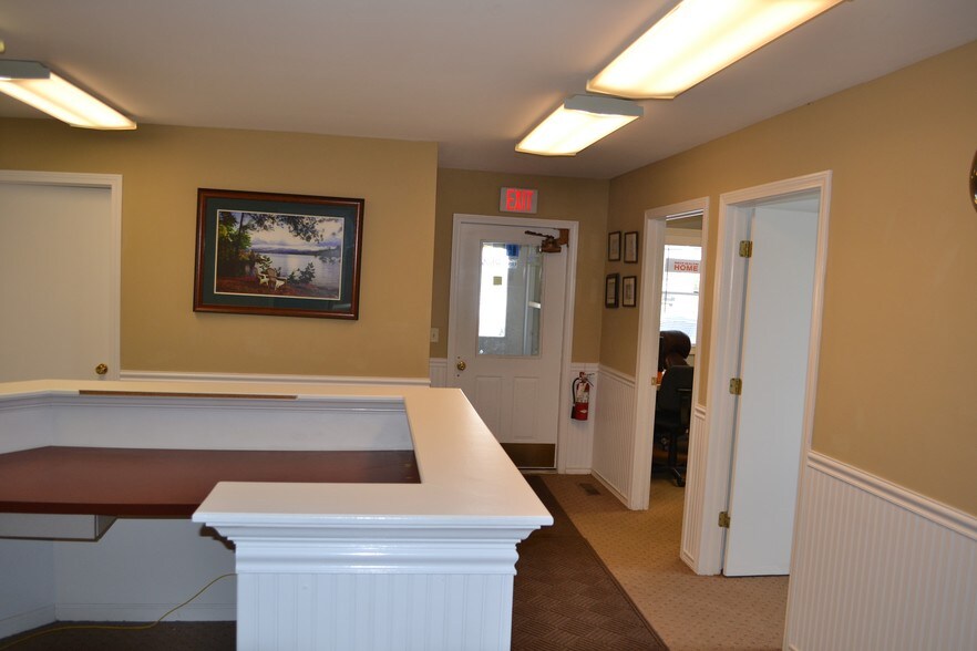 357 Bay Rd, Queensbury, NY à louer - Photo du bâtiment - Image 2 de 4