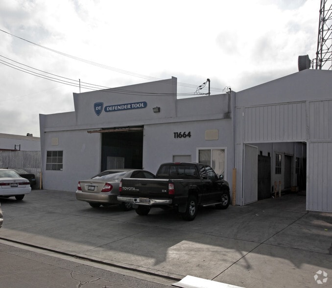 Two-Building Industrial Warehouse portfolio of 2 properties for sale on LoopNet.ca - Building Photo - Image 2 of 3
