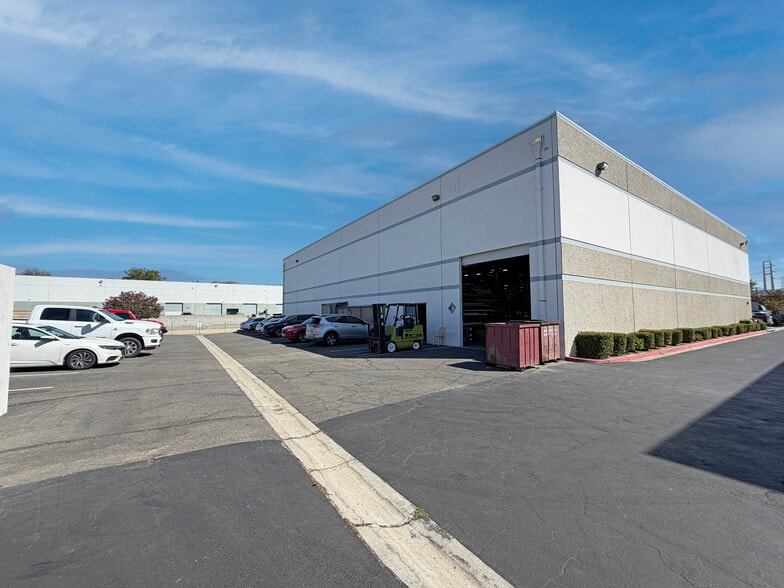 28217 Avenue Crocker, Santa Clarita, CA for sale - Building Photo - Image 2 of 3