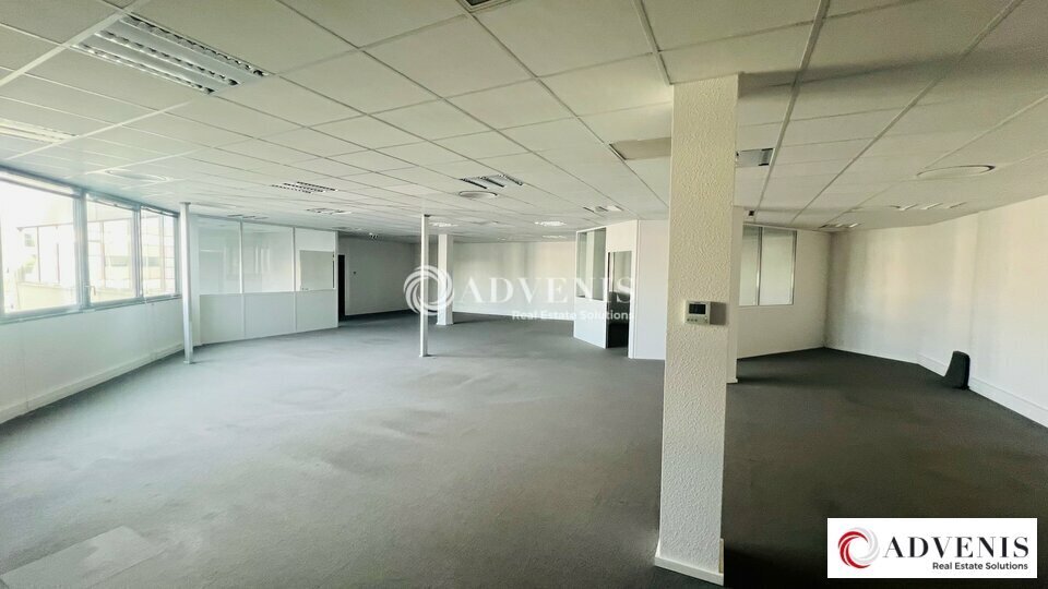 198 Avenue Du Haut Lévèque, Pessac for lease - Interior Photo - Image 2 of 9
