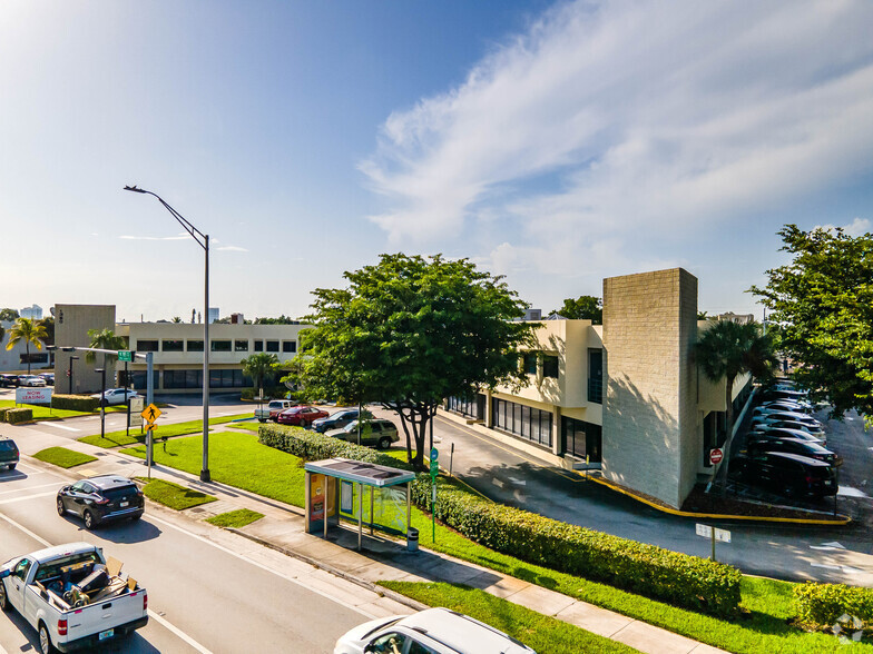 1380 NE Miami Gardens Dr, North Miami Beach, FL for lease - Building Photo - Image 2 of 5