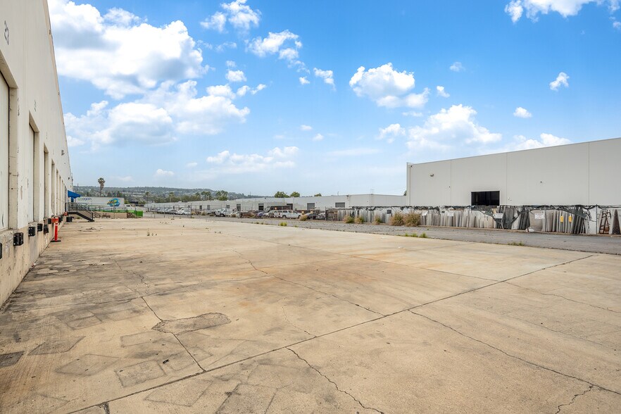 5455 E La Palma Ave, Anaheim, CA à louer - Photo du bâtiment - Image 3 de 7