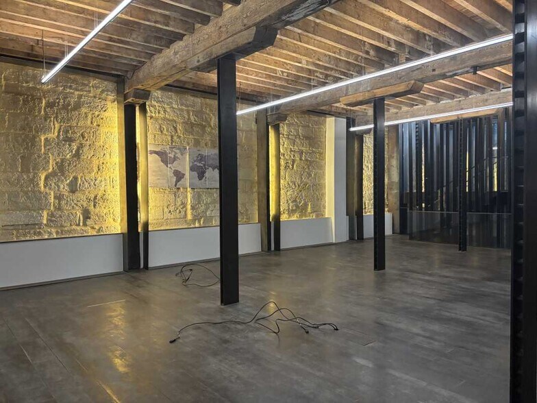 Office in Bordeaux for lease - Interior Photo - Image 2 of 7