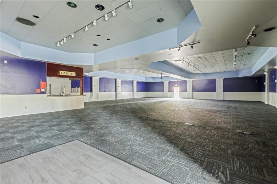 13010 Hwy 99, Everett, WA for sale - Interior Photo - Image 3 of 31