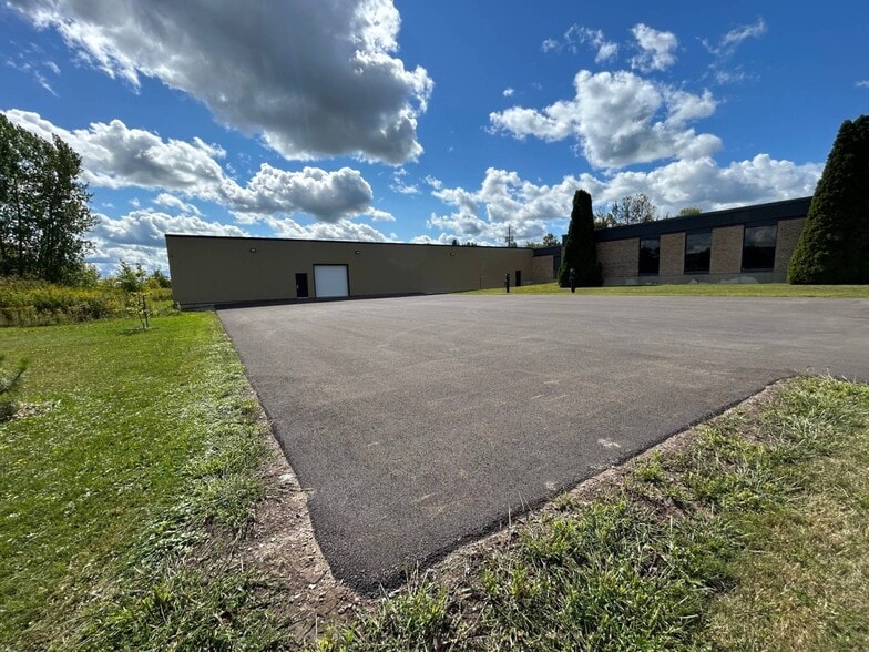 950 Rue Cowie, Granby, QC à louer - Photo du bâtiment - Image 2 de 3