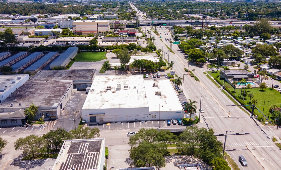 3141 W Hallandale Beach Blvd, Hallandale, FL à louer - Photo du bâtiment - Image 2 de 5