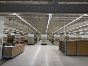 1407 38th St, Peru, IL for lease Interior Photo- Image 2 of 14