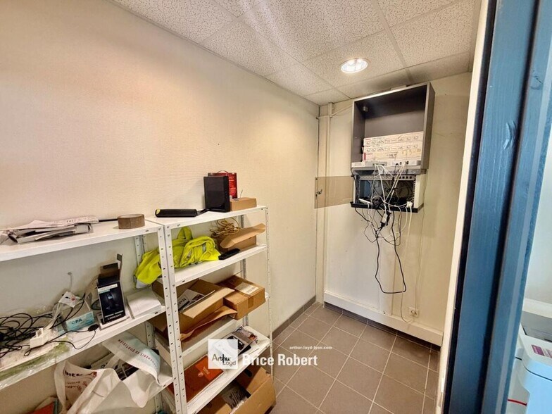 Flex in Trevoux for lease - Interior Photo - Image 2 of 5