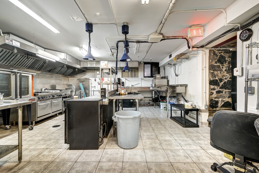 203-209 Rue Notre-Dame O, Montréal, QC for sale - Interior Photo - Image 1 of 1