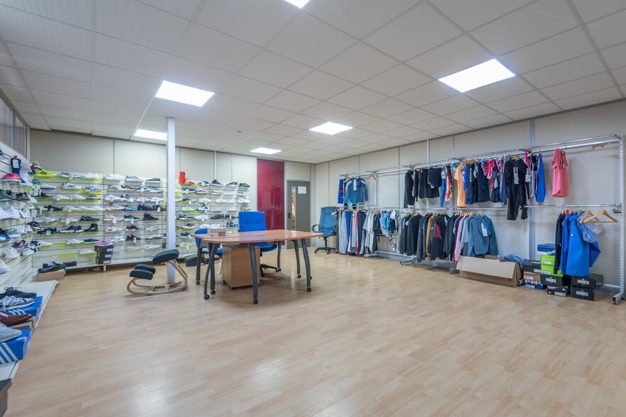 Ferry Ln, Rainham for lease - Interior Photo - Image 3 of 6