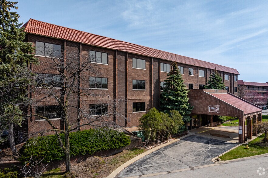 1440 Renaissance Dr, Park Ridge, IL à louer - Photo du bâtiment - Image 2 de 8