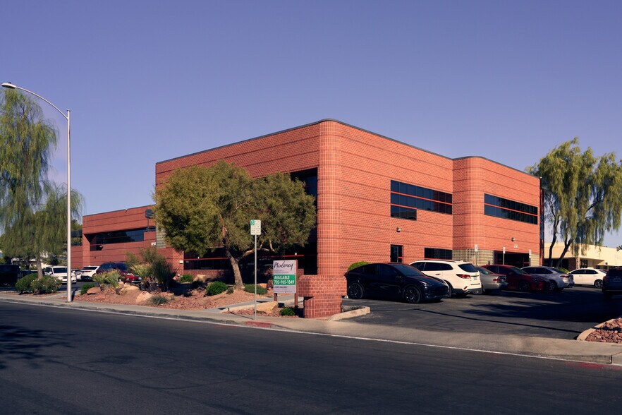 2020 Palomino Ln, Las Vegas, NV à louer - Photo du bâtiment - Image 2 de 16