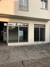 Retail in 31 Place Du 14 Juillet, Moissy-Cramayel for lease Interior Photo- Image 1 of 5