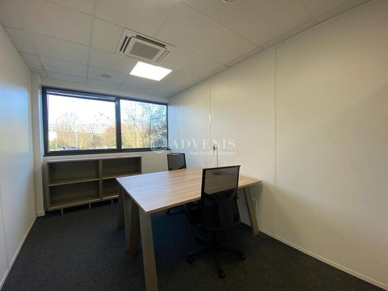 6 Rue Blaise Pascal, Élancourt for lease - Interior Photo - Image 2 of 8