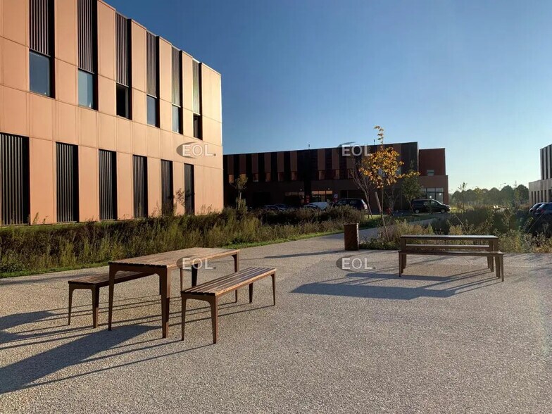 Local d'activités dans Tremblay-en-France à vendre - Photo du bâtiment - Image 2 de 4