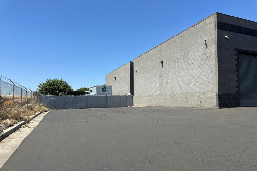 4025 W Ashcroft Ave, Fresno, CA à louer - Photo du bâtiment - Image 2 de 6