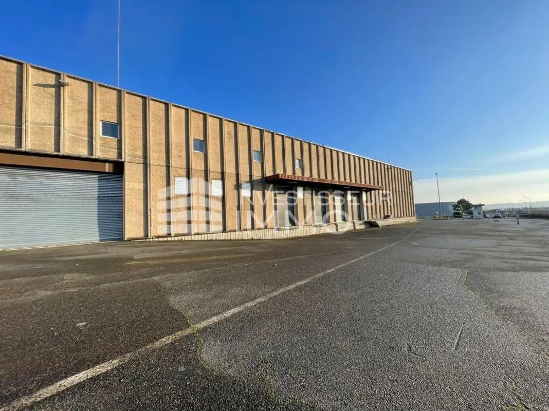 Flex in Poincy for lease Building Photo- Image 1 of 3