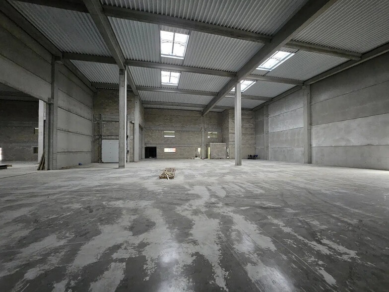 Office in Moissy-Cramayel for lease - Building Photo - Image 1 of 6